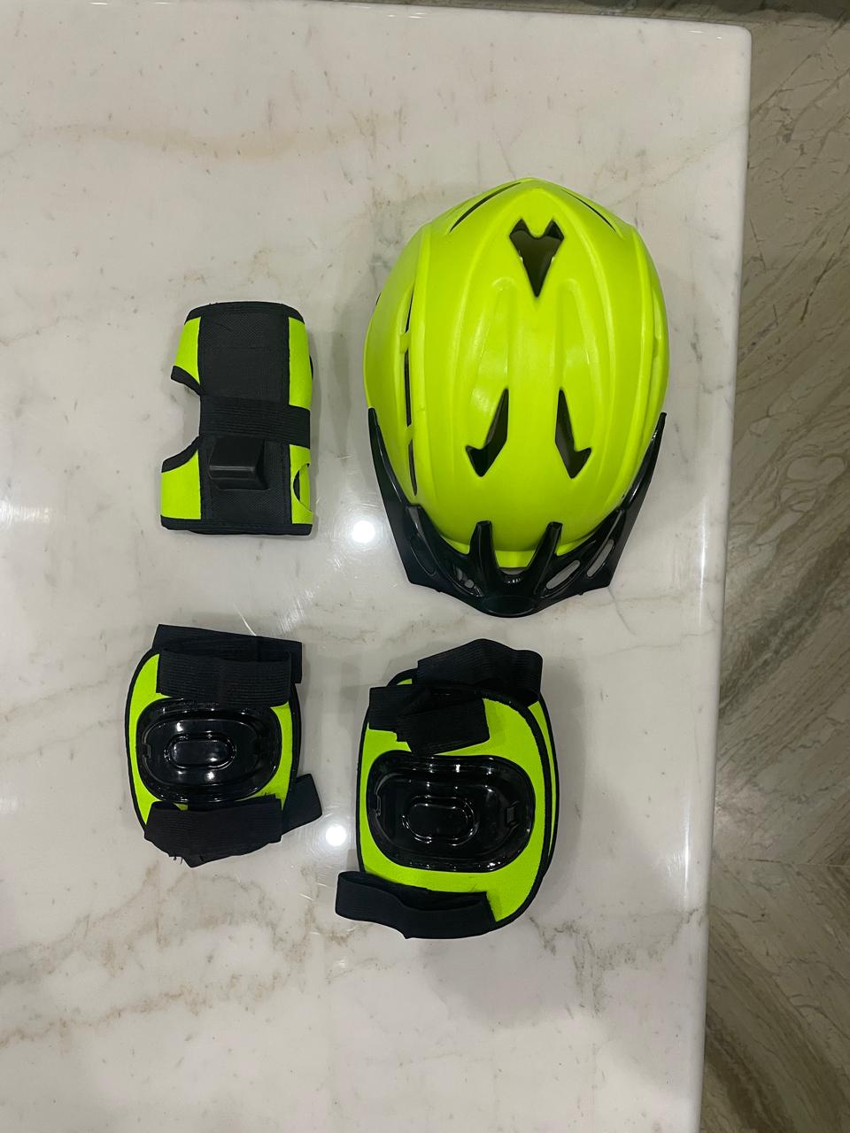 Protective Kit for Skating, 4 in 1 Protective Kit Includes 1 Head, 2 Knee 2 Elbow & 2 Pam Guards Skating Kit - Beginner, Multicolor junior aur senior